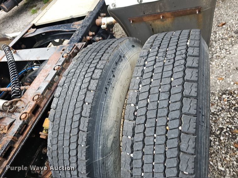 image for item OG9492 2005 Freightliner Columbia 120  semi truck