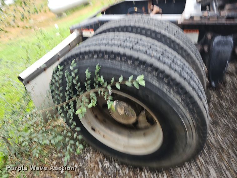 image for item OG9492 2005 Freightliner Columbia 120  semi truck