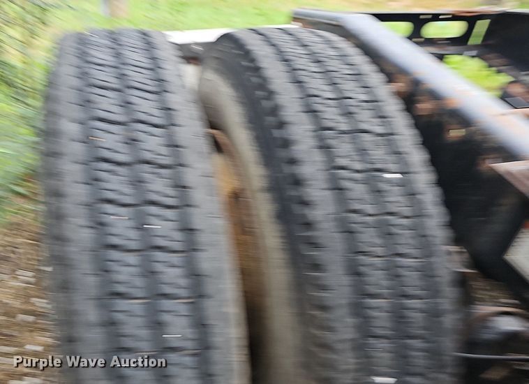 image for item OG9492 2005 Freightliner Columbia 120  semi truck