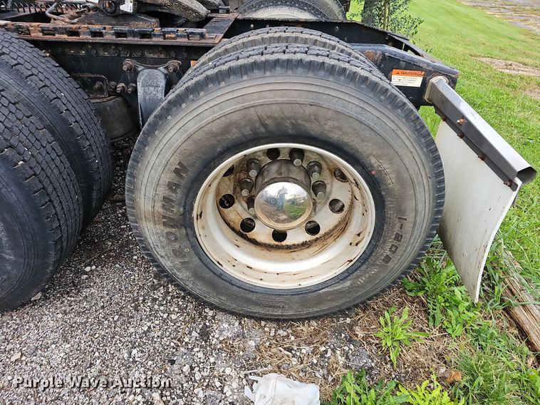 image for item OG9492 2005 Freightliner Columbia 120  semi truck