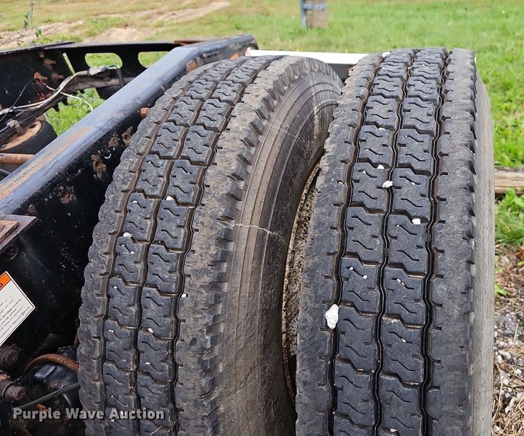 image for item OG9492 2005 Freightliner Columbia 120  semi truck