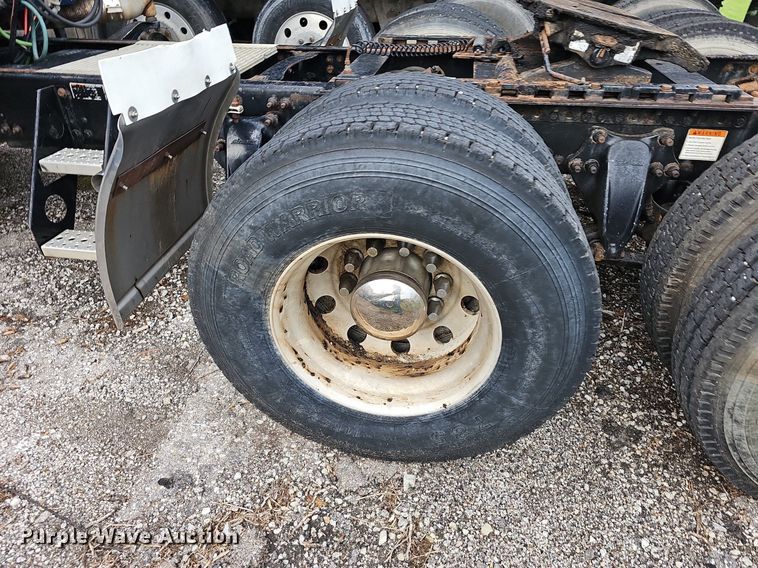 image for item OG9492 2005 Freightliner Columbia 120  semi truck