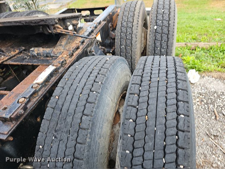 image for item OG9492 2005 Freightliner Columbia 120  semi truck