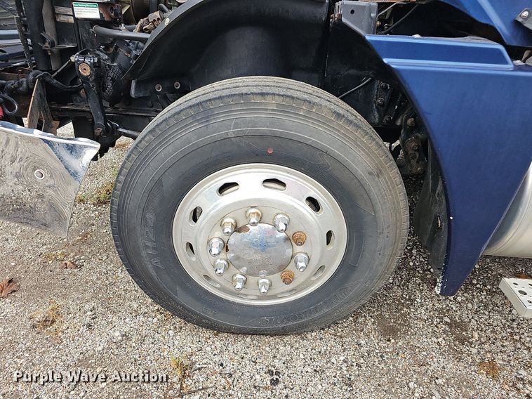 image for item OG9492 2005 Freightliner Columbia 120  semi truck