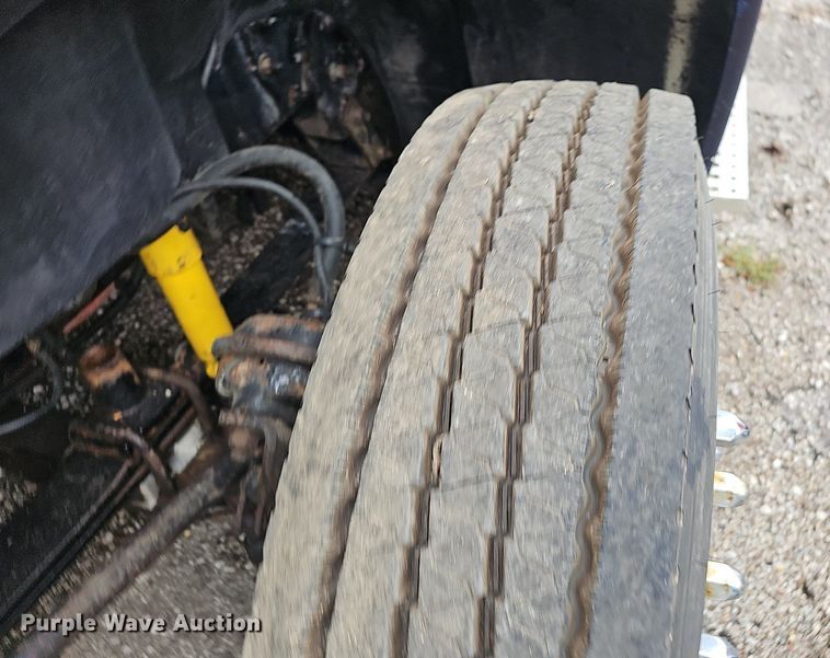 image for item OG9492 2005 Freightliner Columbia 120  semi truck