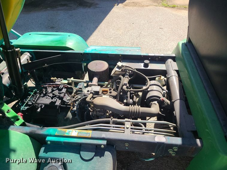 image for item DI3032 2004 John Deere Pro Gator 2020  sprayer