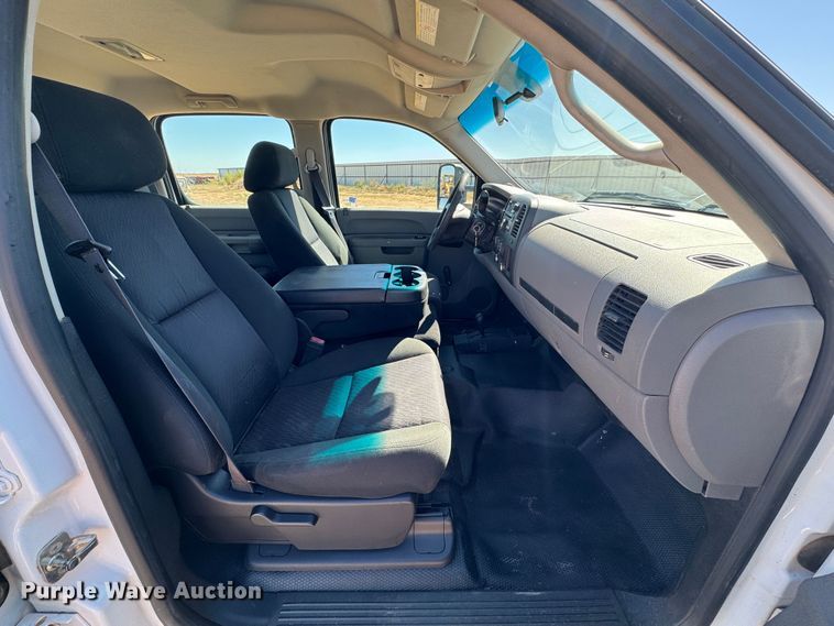 image for item DK2569 2012 GMC Sierra 2500HD  Crew Cab flatbed pickup truck