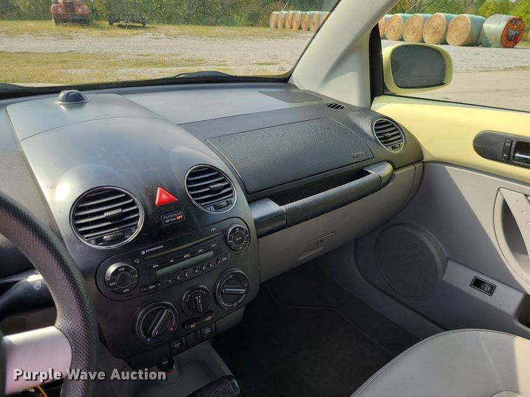 image for item DK4098 2006 Volkswagen Beetle  convertible