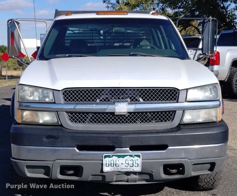 image for item DK8840 2004 Chevrolet Silverado 3500  Crew Cab flatbed pickup truck