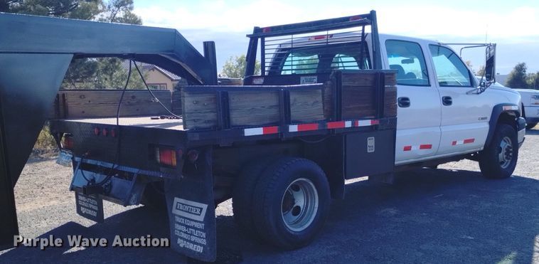 image for item DK8840 2004 Chevrolet Silverado 3500  Crew Cab flatbed pickup truck