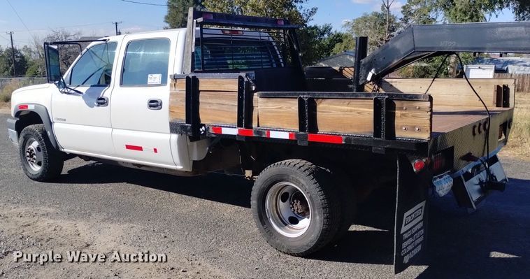 image for item DK8840 2004 Chevrolet Silverado 3500  Crew Cab flatbed pickup truck