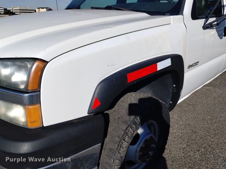 image for item DK8840 2004 Chevrolet Silverado 3500  Crew Cab flatbed pickup truck