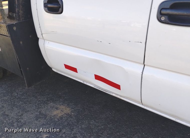 image for item DK8840 2004 Chevrolet Silverado 3500  Crew Cab flatbed pickup truck