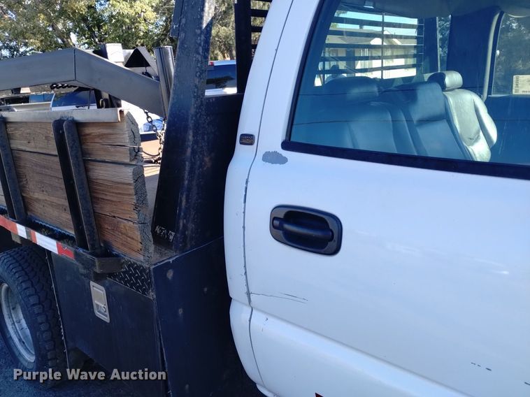 image for item DK8840 2004 Chevrolet Silverado 3500  Crew Cab flatbed pickup truck
