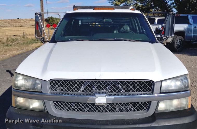 image for item DK8840 2004 Chevrolet Silverado 3500  Crew Cab flatbed pickup truck