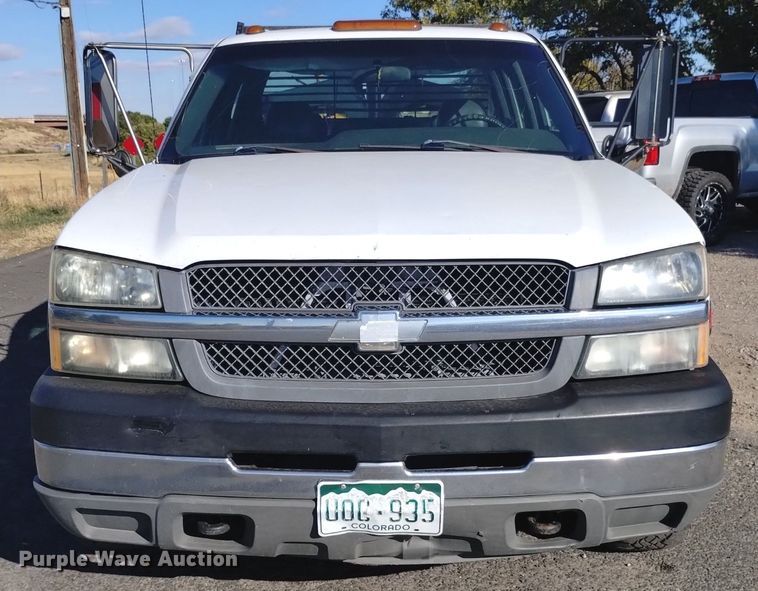 image for item DK8840 2004 Chevrolet Silverado 3500  Crew Cab flatbed pickup truck