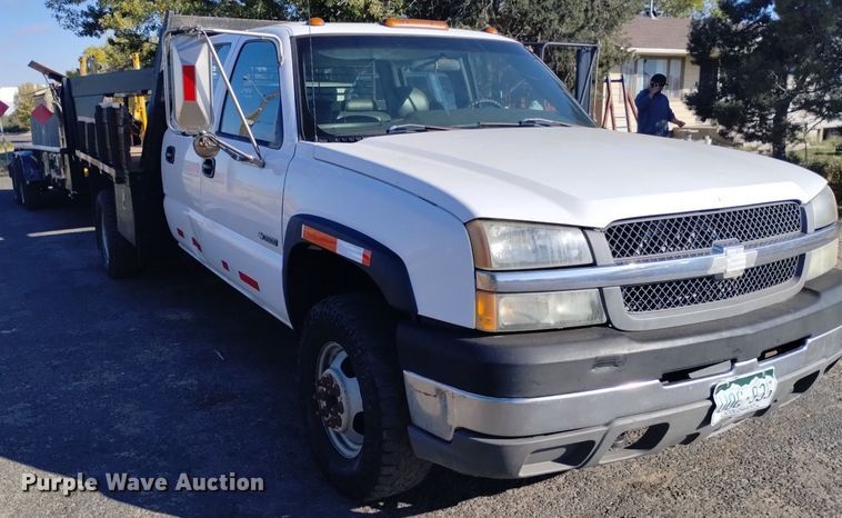 image for item DK8840 2004 Chevrolet Silverado 3500  Crew Cab flatbed pickup truck