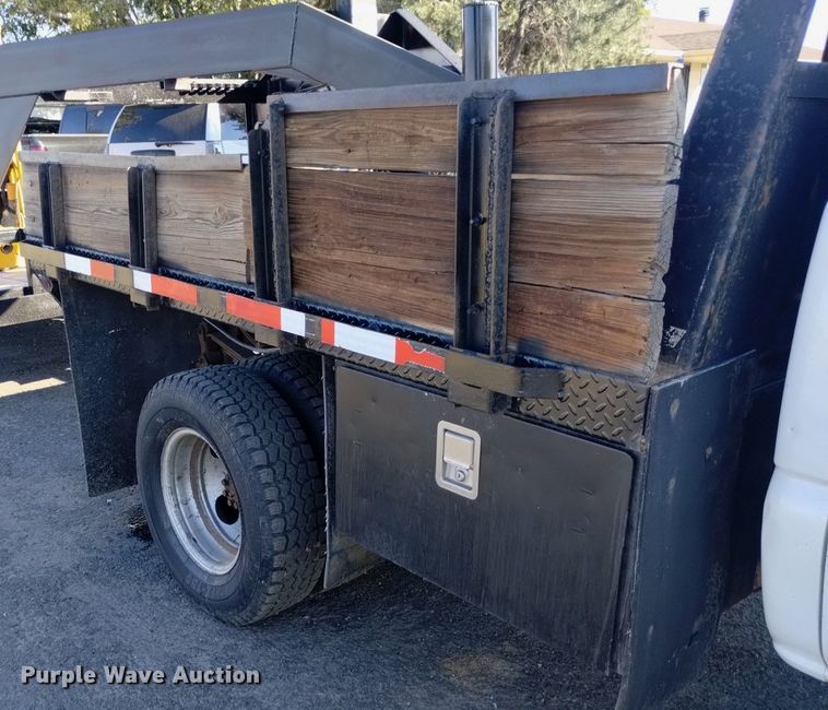 image for item DK8840 2004 Chevrolet Silverado 3500  Crew Cab flatbed pickup truck