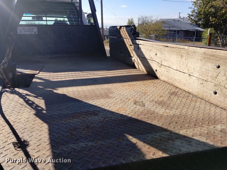 image for item DK8840 2004 Chevrolet Silverado 3500  Crew Cab flatbed pickup truck