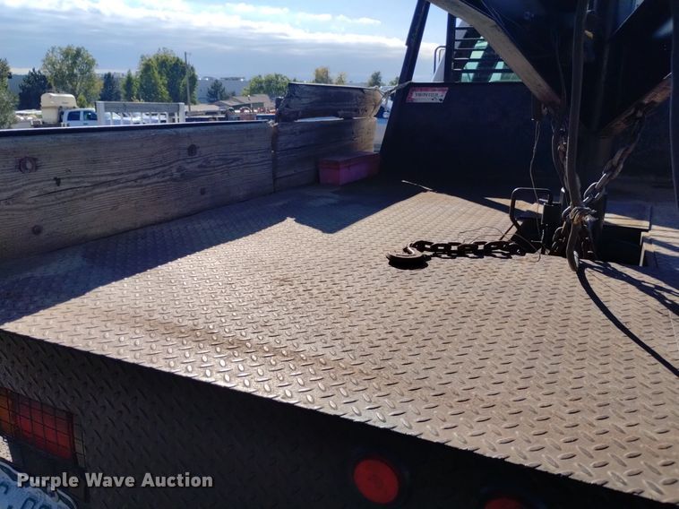 image for item DK8840 2004 Chevrolet Silverado 3500  Crew Cab flatbed pickup truck