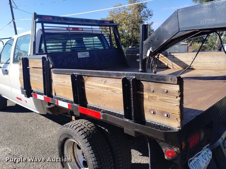 image for item DK8840 2004 Chevrolet Silverado 3500  Crew Cab flatbed pickup truck