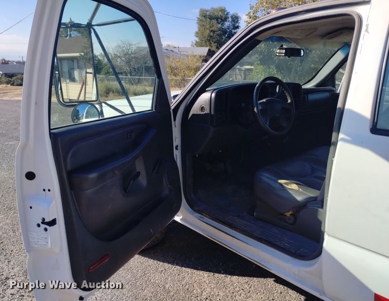 image for item DK8840 2004 Chevrolet Silverado 3500  Crew Cab flatbed pickup truck