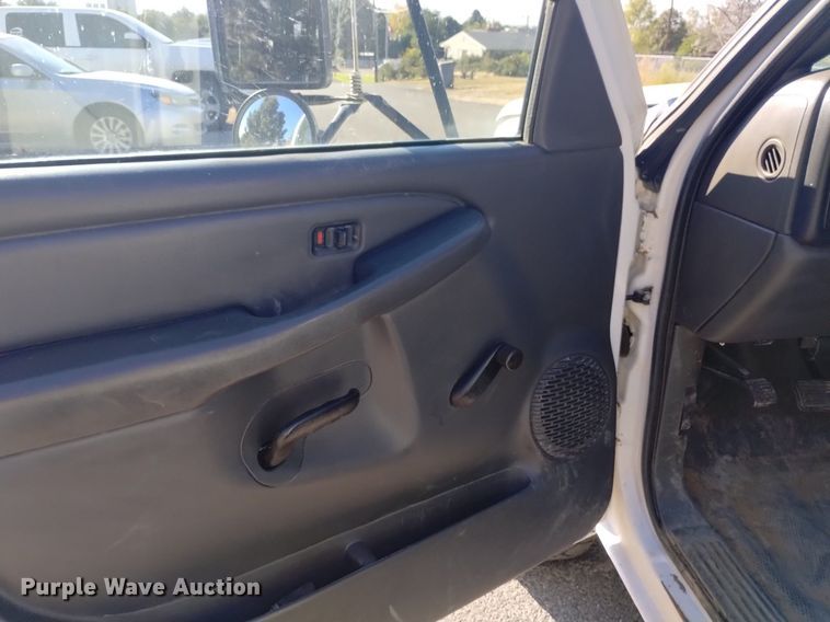 image for item DK8840 2004 Chevrolet Silverado 3500  Crew Cab flatbed pickup truck