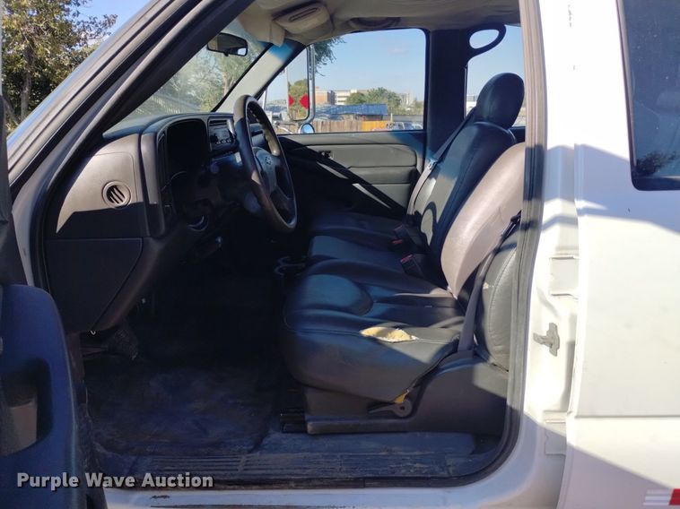 image for item DK8840 2004 Chevrolet Silverado 3500  Crew Cab flatbed pickup truck