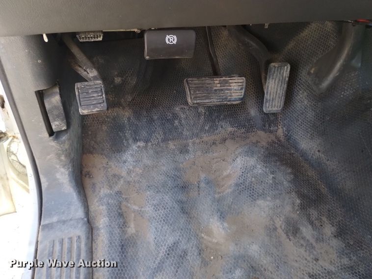 image for item DK8840 2004 Chevrolet Silverado 3500  Crew Cab flatbed pickup truck