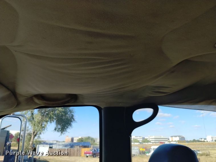 image for item DK8840 2004 Chevrolet Silverado 3500  Crew Cab flatbed pickup truck