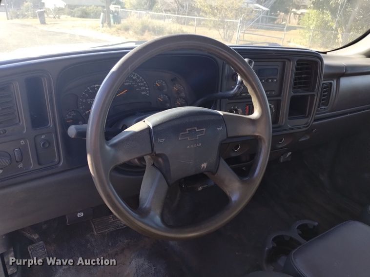 image for item DK8840 2004 Chevrolet Silverado 3500  Crew Cab flatbed pickup truck