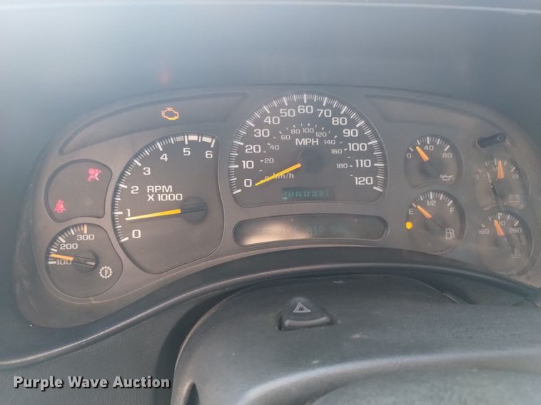 image for item DK8840 2004 Chevrolet Silverado 3500  Crew Cab flatbed pickup truck