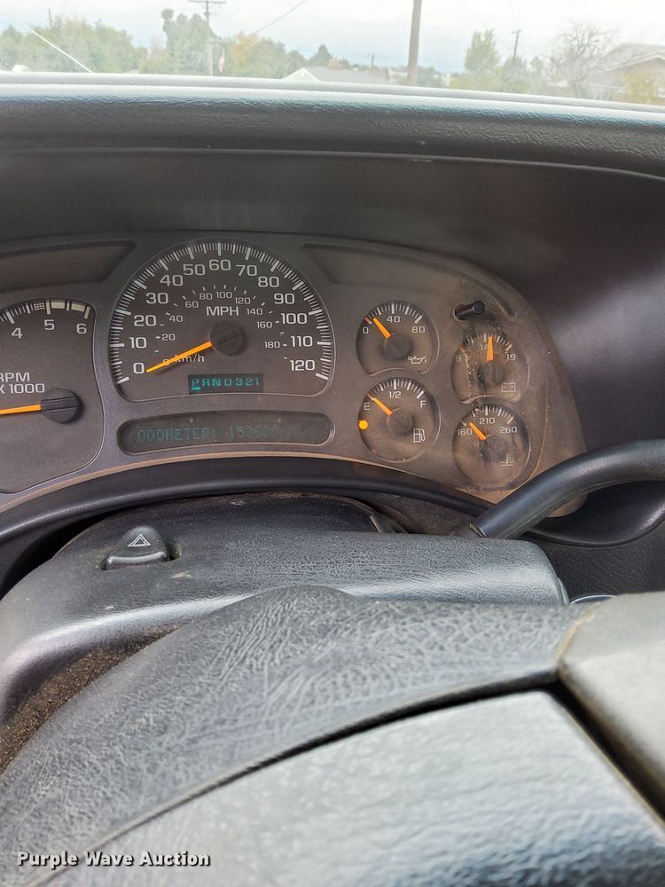 image for item DK8840 2004 Chevrolet Silverado 3500  Crew Cab flatbed pickup truck