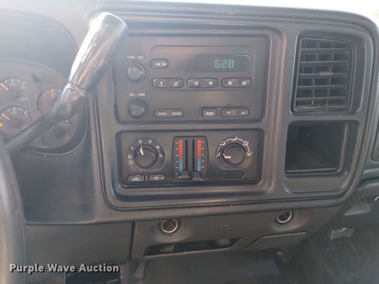 image for item DK8840 2004 Chevrolet Silverado 3500  Crew Cab flatbed pickup truck