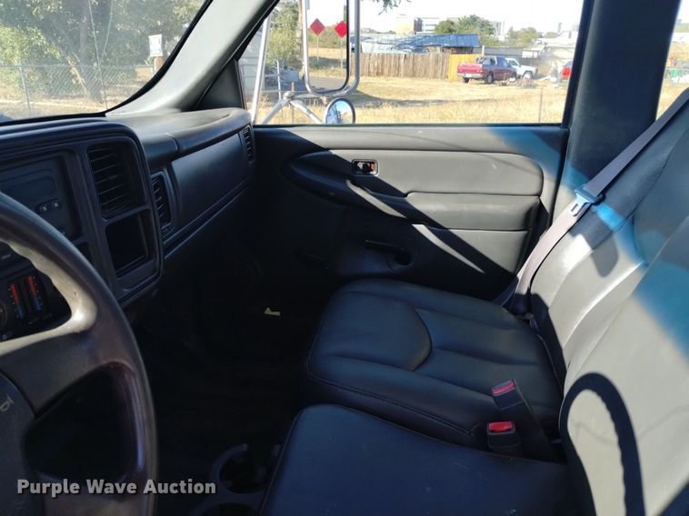 image for item DK8840 2004 Chevrolet Silverado 3500  Crew Cab flatbed pickup truck