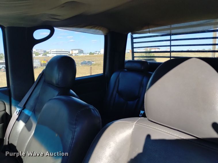 image for item DK8840 2004 Chevrolet Silverado 3500  Crew Cab flatbed pickup truck