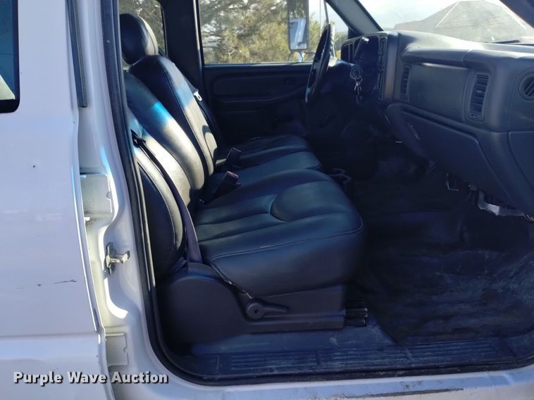 image for item DK8840 2004 Chevrolet Silverado 3500  Crew Cab flatbed pickup truck