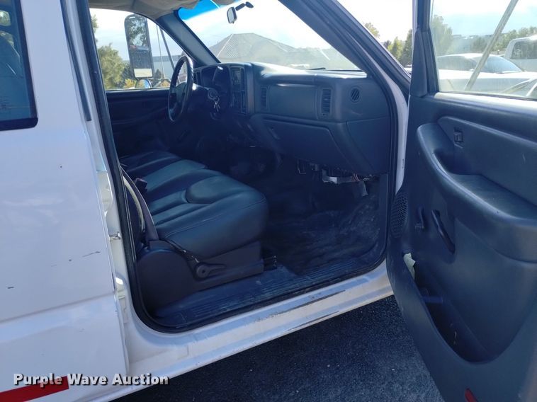 image for item DK8840 2004 Chevrolet Silverado 3500  Crew Cab flatbed pickup truck