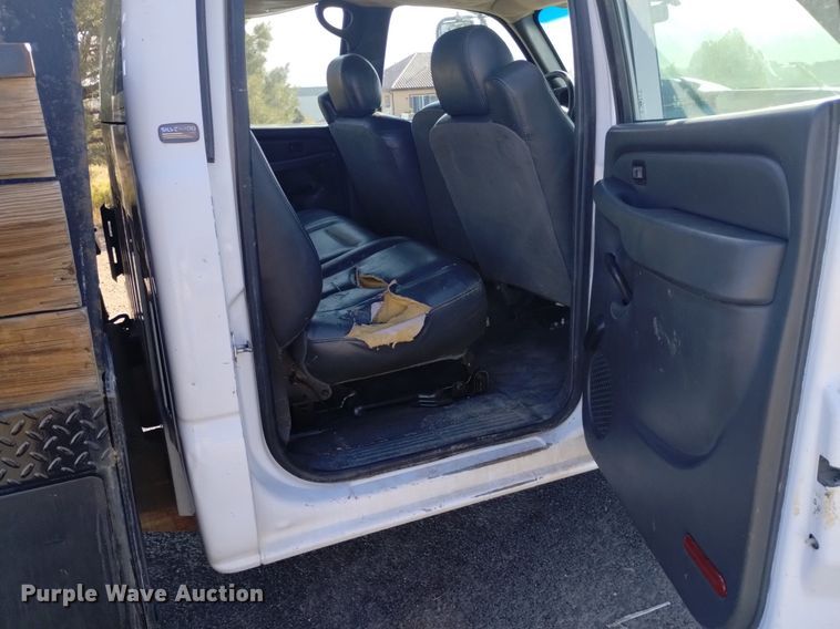 image for item DK8840 2004 Chevrolet Silverado 3500  Crew Cab flatbed pickup truck