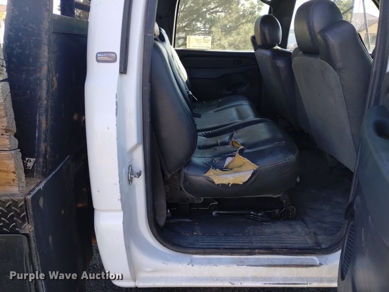 image for item DK8840 2004 Chevrolet Silverado 3500  Crew Cab flatbed pickup truck