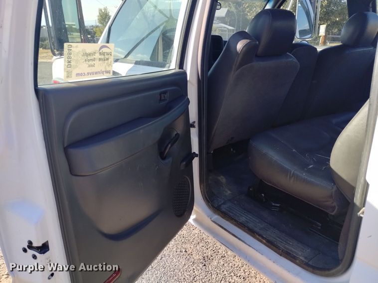 image for item DK8840 2004 Chevrolet Silverado 3500  Crew Cab flatbed pickup truck