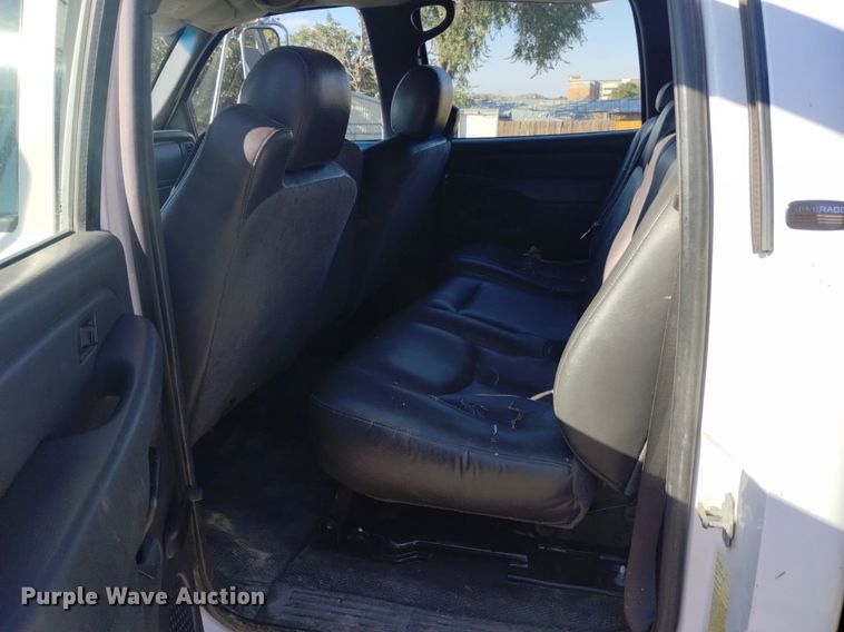 image for item DK8840 2004 Chevrolet Silverado 3500  Crew Cab flatbed pickup truck