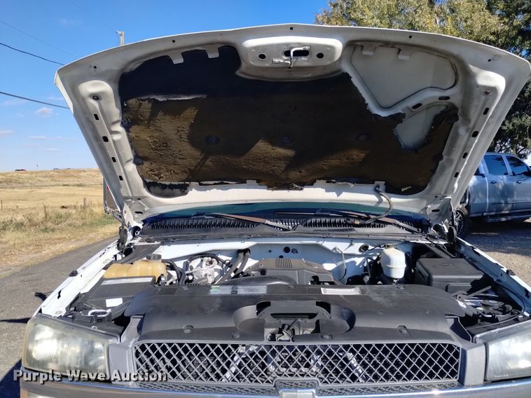 image for item DK8840 2004 Chevrolet Silverado 3500  Crew Cab flatbed pickup truck