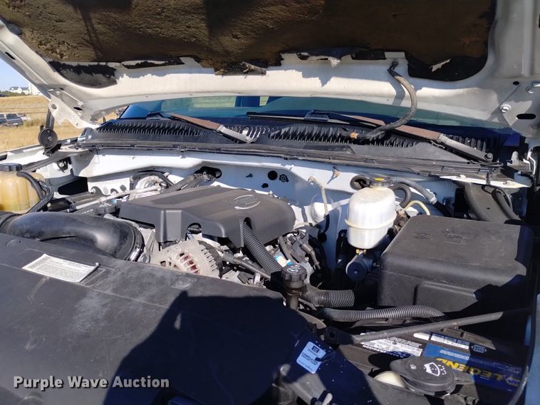 image for item DK8840 2004 Chevrolet Silverado 3500  Crew Cab flatbed pickup truck