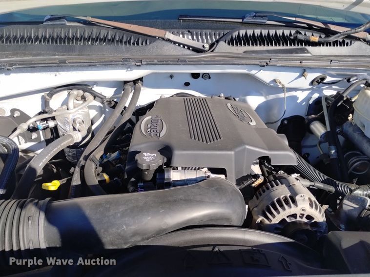 image for item DK8840 2004 Chevrolet Silverado 3500  Crew Cab flatbed pickup truck