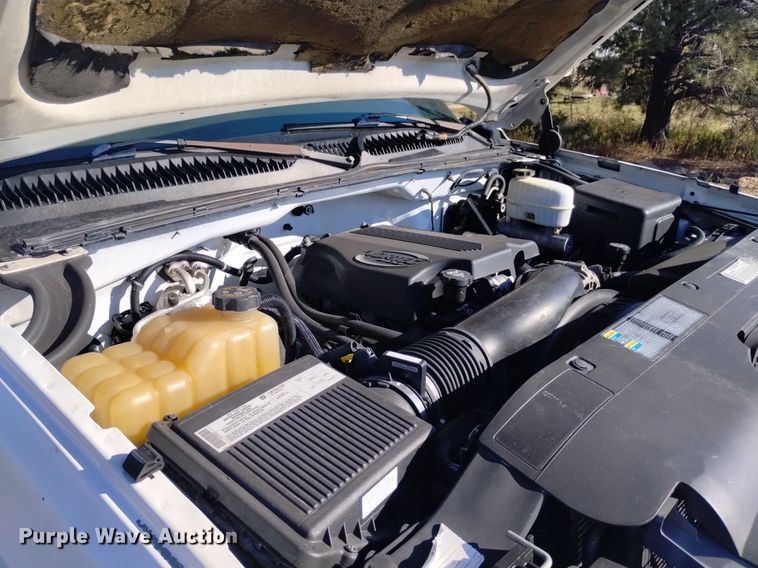 image for item DK8840 2004 Chevrolet Silverado 3500  Crew Cab flatbed pickup truck