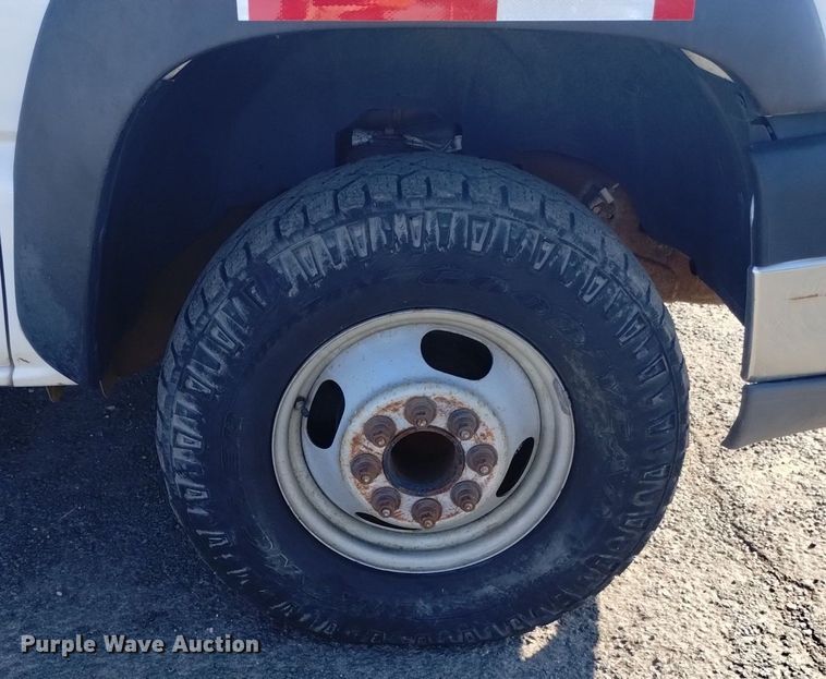 image for item DK8840 2004 Chevrolet Silverado 3500  Crew Cab flatbed pickup truck