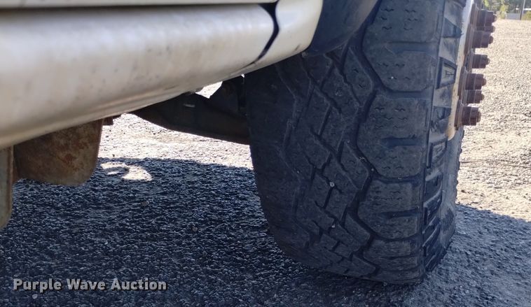 image for item DK8840 2004 Chevrolet Silverado 3500  Crew Cab flatbed pickup truck