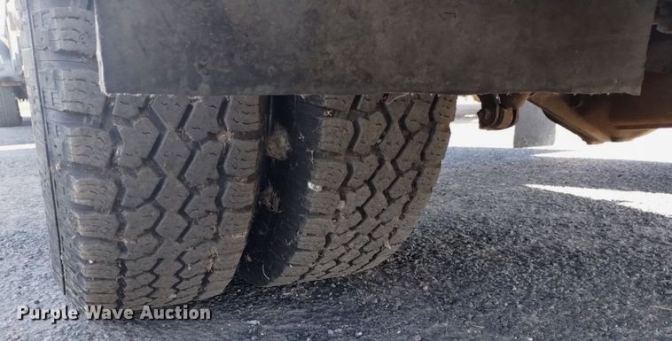 image for item DK8840 2004 Chevrolet Silverado 3500  Crew Cab flatbed pickup truck