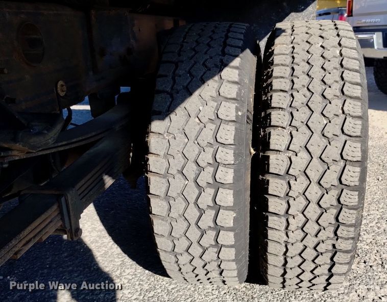 image for item DK8840 2004 Chevrolet Silverado 3500  Crew Cab flatbed pickup truck